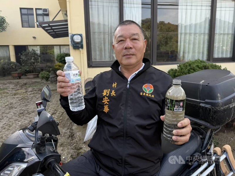 苗栗縣4日豪雨成災，國寶魚「飯島氏銀鮈」重要棲地、頭屋鄉沙河溪因溢堤造成沿岸道路、住家淹水災情。當地曲洞村長劉安華（圖）5日表示，「顧棲地更要顧人命」，盼相關單位正視、重視河道整治。中央社記者管瑞平攝　115年4月5日
