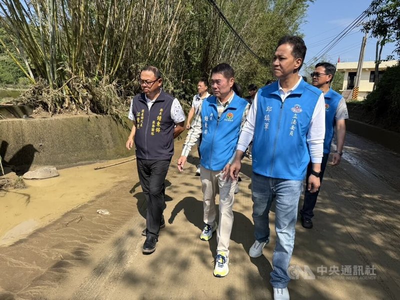 苗栗縣4日豪雨造成頭屋鄉沙河溪溢堤，沿岸道路、住家嚴重淹水。苗栗縣長鍾東錦（前中）5日會同國民黨立委邱鎮軍（前右）等人到場勘災。中央社記者管瑞平攝　115年4月5日