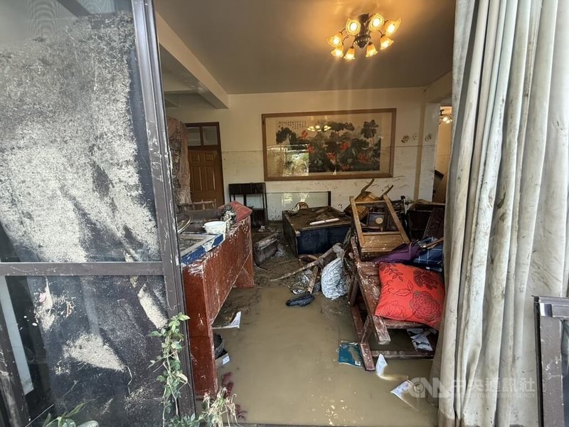 苗栗縣4日豪雨造成頭屋鄉沙河溪溢堤，沿岸道路、住家水淹最高近2公尺，有居民家中1樓家具、古董幾乎都泡了湯，損失慘重。中央社記者管瑞平攝　115年4月5日