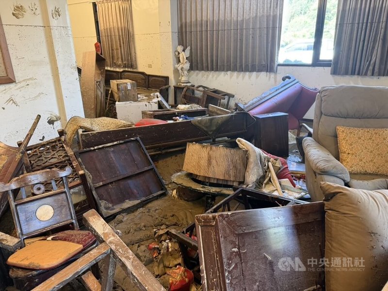 苗栗縣4日豪雨造成頭屋鄉沙河溪溢堤，沿岸住家災情慘。有住戶5日受訪表示，當時水位上升迅速，僅約15分鐘就淹到將近2公尺高，緊急往2樓避難，1樓家具、古董收藏幾乎全部泡湯，損失難以估計。中央社記者管瑞平攝　115年4月5日