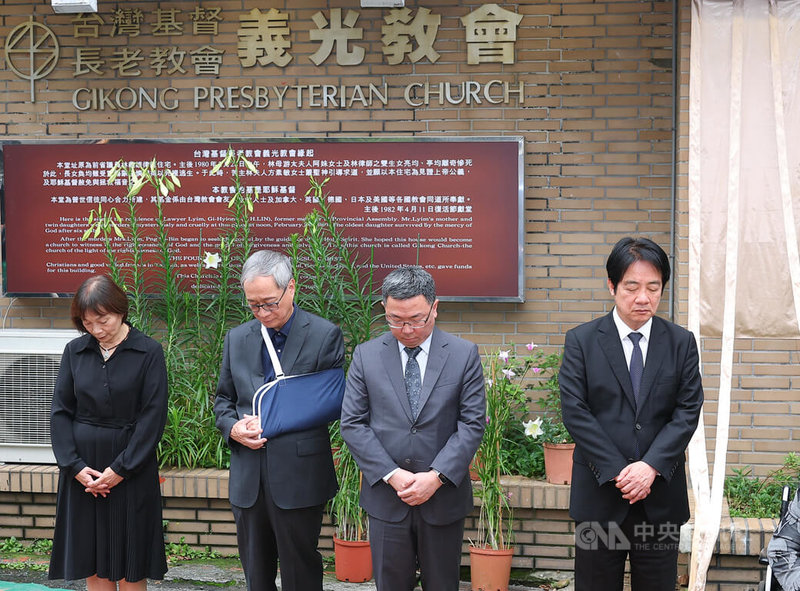 「原林義雄宅邸／台灣基督長老教會義光教會」具轉型正義意涵場址標示牌揭牌儀式5日下午舉行，總統賴清德（右起）、行政院政務委員林明昕、文化部長李遠、前促轉會主委楊翠等人出席揭牌，並進行禱告儀式。中央社記者謝佳璋攝  115年4月5日