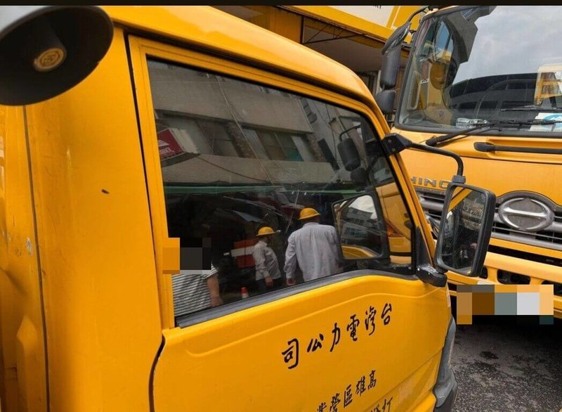 高雄市前金區5日因變壓器故障造成約1000戶停電，其中一名齊姓住戶涉嫌持鐵器毀損台電工程車並朝員警吐口水，詢後被依妨害公務、毀損等罪嫌移送偵辦。（高雄市警察局新興分局提供）中央社記者張已亷傳真　115年4月5日