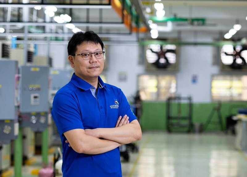 南港高工冷凍空調科教師黃俊程透過情感連結、分組競賽等方式，引導學生投入學習、良性競爭，獲得113年師鐸獎，也獲選教育家人物典範。（教育部提供）中央社記者許秩維傳真　115年4月5日