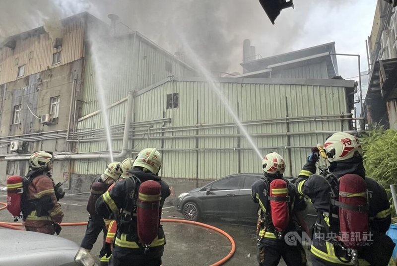 新北市新莊區民安路一間工廠5日發生火警，冒出陣陣濃煙，警消獲報到場灌救。由於火場內部存有俗稱「化骨水」的氫氟酸，市府也呼籲附近住戶注意空氣污染，關閉門窗、外出戴口罩。（翻攝照片）中央社記者王鴻國傳真 115年4月5日