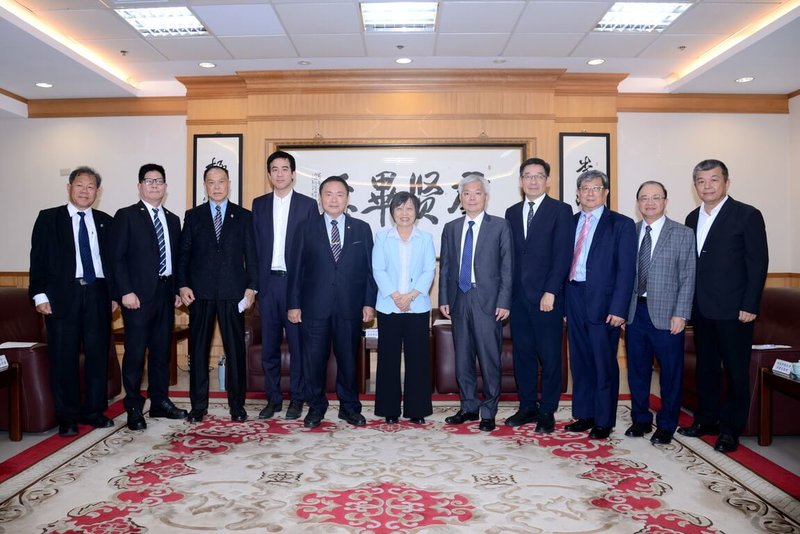 刑事局5日表示，內政部長劉世芳（右6）、警政署長張榮興（右5）和刑事局長邱紹洲（右4）近日和保全業者茶敘，盼導入無人機應用，推動全社會防護韌性。（刑事局提供）中央社記者黃麗芸傳真　115年4月5日