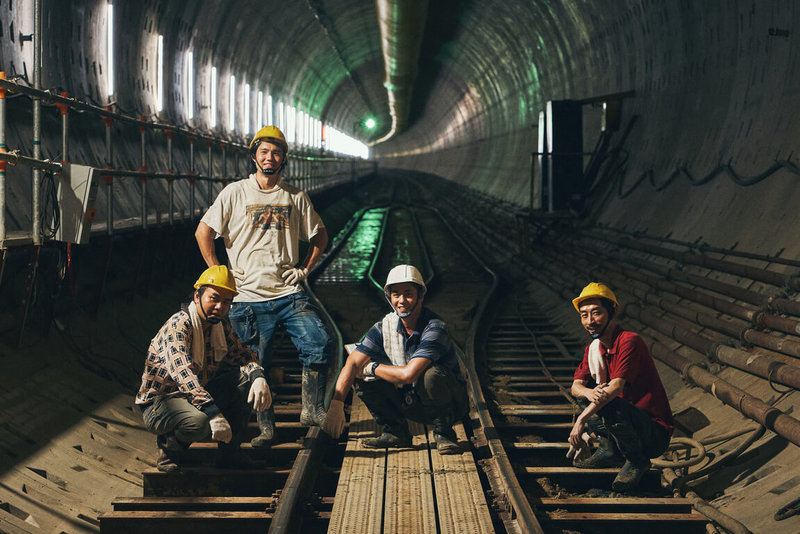 演員陳竹昇（右起）、莊凱勛、張耀仁與楊大正在新劇「都市開基祖」詮釋工人挖捷運的故事，他們認為拍攝中最辛苦的場面就是「挖隧道」。（Hami Video提供）中央社記者洪素津傳真　115年4月5日