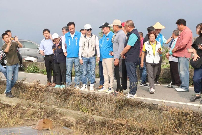 苗栗縣4日豪雨，造成後龍鎮西瓜、香瓜等農作物受損嚴重。苗栗縣長鍾東錦（前右3）5日前往水尾里勘災表示，將協助農民爭取現金救助，並要求相關單位研擬補助方案。（苗栗縣政府提供）中央社記者魯鋼駿傳真　115年4月5日