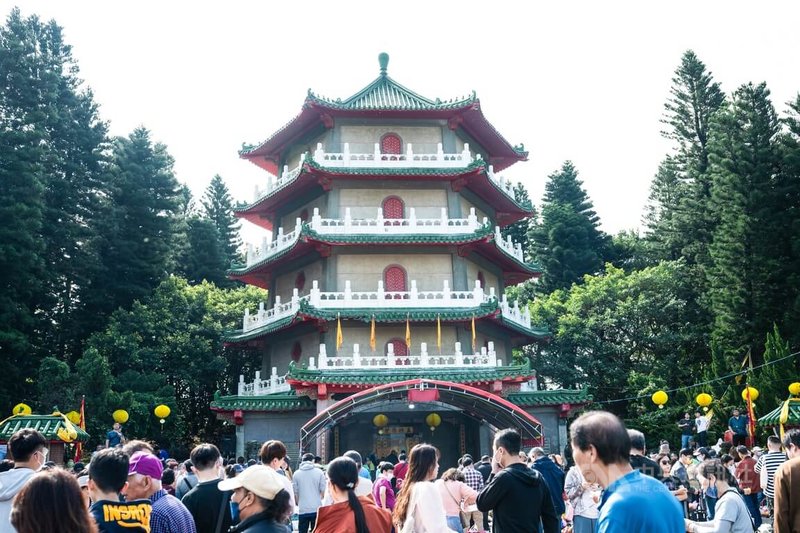 桃園市政府1月8日公告民俗「葉五美宗族清明掃墓」，並認定「社團法人桃園市葉春日公派下協進會」為保存者，活動反映新屋地區葉氏宗族社會生活與文化傳統，祖塔與祭儀形式保存完整並延續至今，儀式完整保留傳統三獻吉禮，融合閩南與客家文化特色。中央社記者吳睿騏桃園攝　115年4月5日