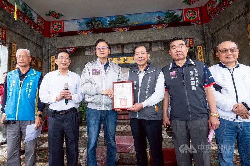 桃園市長張善政（左3）5日前往新屋區出席「葉五美宗族清明掃墓」活動時表示，市府已於115年公告登錄活動為民俗類無形文化資產。他也在現場親自頒授「市定民俗無形文化資產登錄證書」。中央社記者吳睿騏桃園攝　115年4月5日
