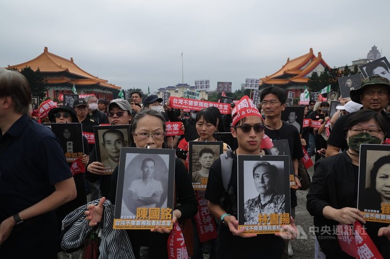 「台灣不需要獨裁者紀念堂」快閃行動由近30個公民團體共同發起,5日下午在台北中正紀念堂登場,與會民眾手持政治受難者相片、身穿黑衣表達訴求。中央社記者翁睿坤攝 115年4月5日