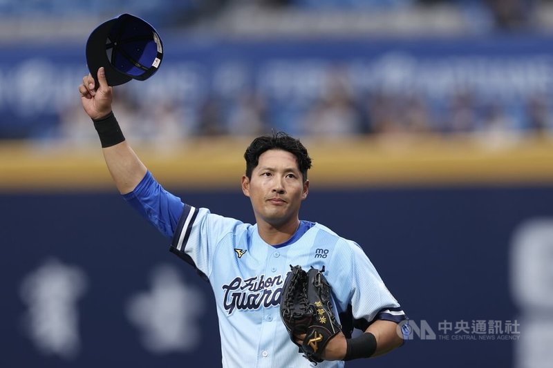 具MLB資歷的職棒球星林哲瑄（圖）返台加入中職超過10年，手握4座外野手金手套，屢屢上演精彩美技，堪稱台灣外野手的「守備教科書」。林哲瑄5日在引退賽以先發中外野手、第1棒登場，場中脫帽向球迷觀眾致意。中央社記者吳家昇攝　115年4月5日