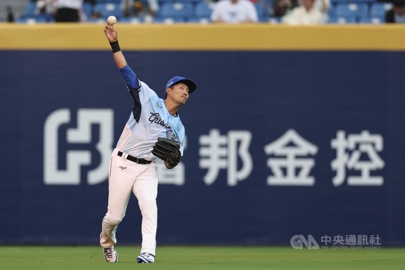 中華職棒富邦悍將球星林哲瑄（圖）5日在新莊棒球場的引退賽事以先發中外野手、第1棒亮相，期許為球員生涯劃下完美句點。中央社記者吳家昇攝 115年4月5日