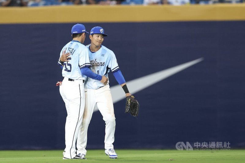 中華職棒富邦悍將隊球星林哲瑄（右）5日進行引退賽，擔綱先發中外野手、打第一棒。2局上，林哲瑄完成守備任務後交棒隊友蔡佳諺（左），離場前擁抱致意。中央社記者吳家昇攝　115年4月5日