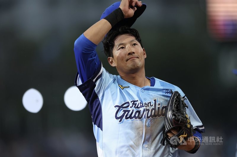 中華職棒富邦悍將隊球星林哲瑄（圖）球員生涯最後一舞，5日他擔綱先發中外野手、打第一棒，於2局上完成守備任務後退場，離場前向場邊球迷致意。中央社記者吳家昇攝　115年4月5日