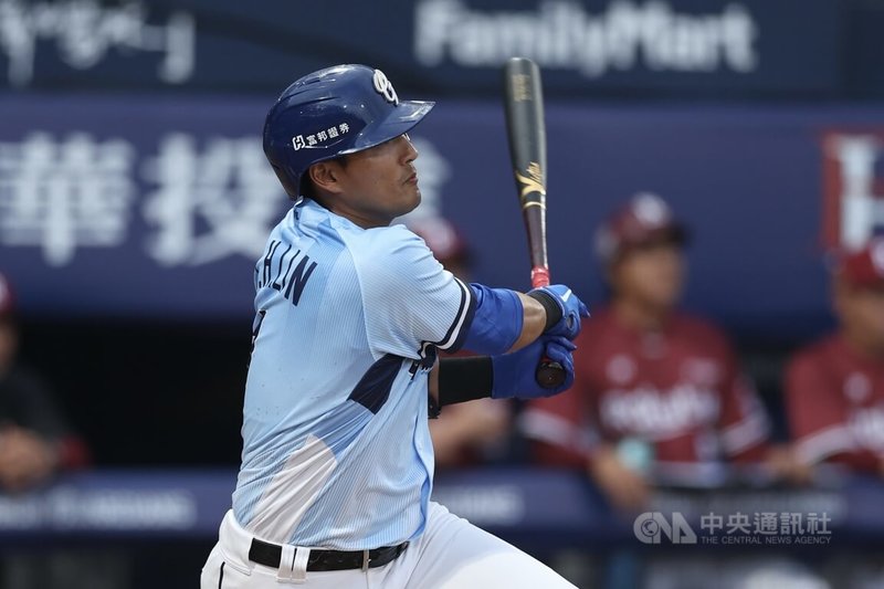 中華職棒富邦悍將隊5日主場例行賽也是球星林哲瑄（圖）的引退賽，由林哲瑄擔綱第一棒開路先鋒，首局首打席就敲出一壘安打。中央社記者吳家昇攝　115年4月5日