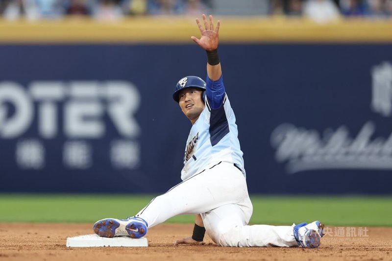 中華職棒富邦悍將球星林哲瑄（圖）引退賽5日在新莊棒球場舉行，擔任開路先鋒的他首局首打席就敲安，後續再靠著捕手捕逸成功撲上二壘。中央社記者吳家昇攝　115年4月5日
