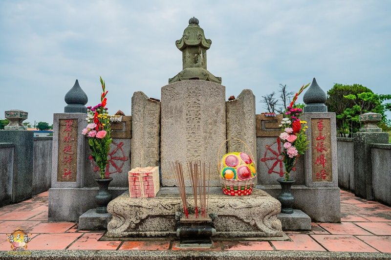 嘉義朴子配天宮曾經由臨濟宗和尚等人主持廟務，清明節配天宮董監事及眾執事人員至歷代住持高僧蓮塔掃墓祭拜，飲水思源感謝恩德。（朴子配天宮提供）中央社記者蔡智明傳真　115年4月5日