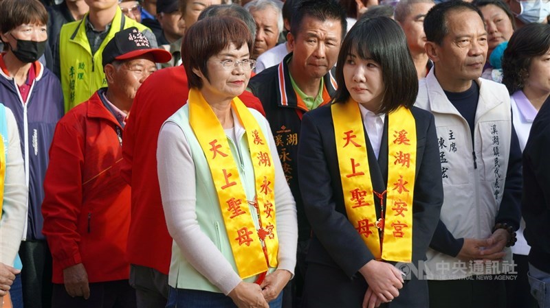 國民黨彰化縣長提名陷僵局，媒體報導，律師魏平政可能獲黨中央徵召參選彰化縣長。魏平政說，若謝衣鳯不選，他會嘗試爭取；謝衣鳯（前中右）說，徵召旅外子弟回鄉參選，應釐清成敗責任。（中央社資料照片）