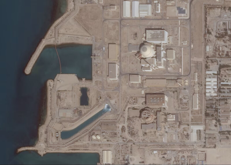 圖為去年5月26日伊朗南部布什爾核電廠的衛星影像。（2025 Planet Labs PBC/Handout via 路透社）