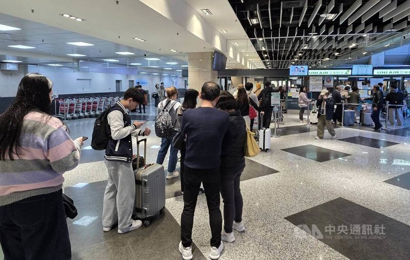 清明4天連假近尾聲，台澎海空交通也展開疏運高峰期，5日已有逾8000人提前返台，機場與港口可見人潮，海空疏運皆順利。圖為民眾在機場航空櫃台前排隊等待辦理登機。中央社　115年4月5日