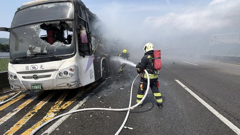 1輛從台北發車前往台中的國光客運，5日下午行經國道1號南下苗栗路段突然起火燃燒，駕駛緊急疏散9名乘客，苗栗縣消防局獲報趕抵撲滅火勢，幸無人員受傷。（民眾提供）中央社記者魯鋼駿傳真 115年4月5日