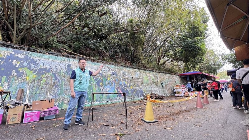 台中市北屯區大坑9號步道因雨邊坡鬆動，還有樹木斷枝掉落路面，民進黨台中市議員曾朝榮服務處5日接獲通報到場勘查，籲請市府應主動即時巡查。（曾朝榮服務處提供）中央社記者郝雪卿傳真  115年4月5日