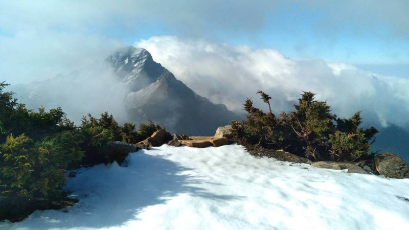 中央氣象署表示，玉山氣象站4日下午5時55分下雪，4日晚間8時45分呈現雨夾雪，5日清晨停止，截至5日上午9時積雪約2公分。（氣象署提供）中央社記者張雄風傳真　115年4月5日