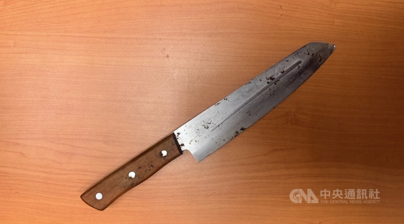 廖姓男街友4日在北市萬華區中華路上大聲吼叫，警方到場於其背包內發現1把水果刀（圖）並查扣，全案依法查辦。（翻攝照片）中央社記者黃麗芸傳真 115年4月5日