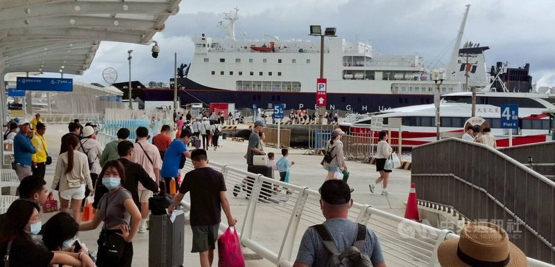 清明連續假期已近尾聲，台澎海空交通進入疏運高峰期，5日有逾8000人提前返台，機場與港口都有人潮，行駛高馬航線的澎湖輪、航行布袋馬公航線的8艘交通船都投入疏運。中央社　115年4月5日