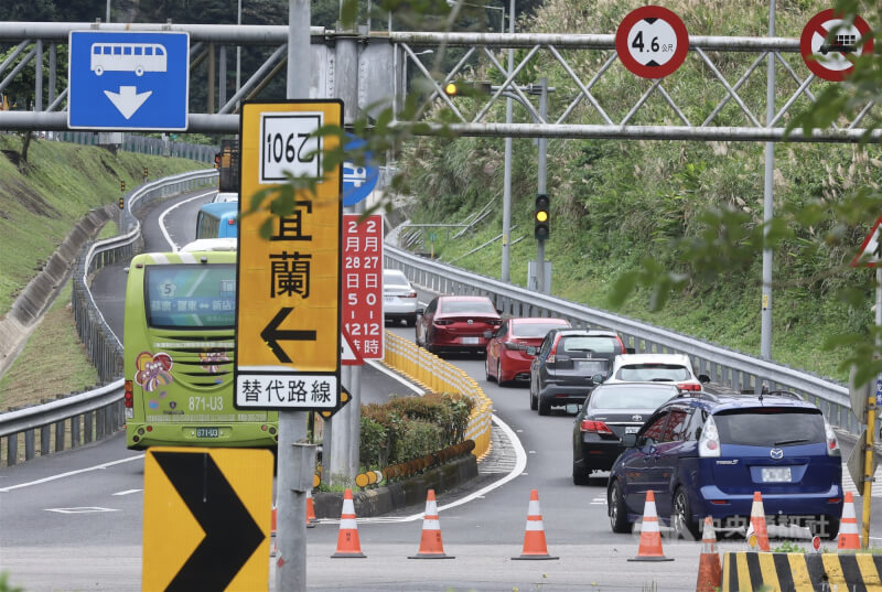 圖為國5南向石碇匝道入口小型客車排隊通行。（中央社檔案照片）