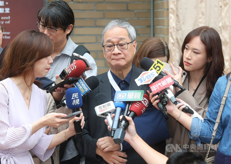 電影「陽光女子合唱團」進軍中國，官方微博頁面置頂寫下「一個中國、一份感動」。文化部長李遠（前中）5日下午出席活動時受訪做出回應，鄭重呼籲民眾不要跟著起舞。中央社記者謝佳璋攝　115年4月5日