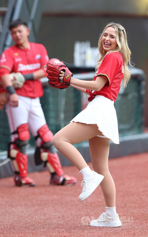 中華職棒味全龍隊賽事5日請來台美混血好手費柴德的太太韓納（Hanna Fairchild）（圖）到天母棒球場擔任賽事開球嘉賓，韓納在正式開球前於場邊練球。中央社記者張新偉攝　115年4月5日