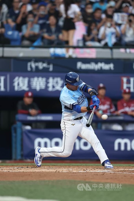 中華職棒富邦悍將隊球星林哲瑄（圖）5日在新莊棒球場最後一舞扛先發中外野手、打第一棒，首打席就敲出一壘安打。中央社記者吳家昇攝　115年4月5日