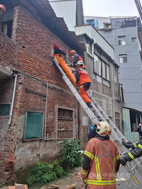 新北市土城區中央路一處2層樓磚造老屋的屋頂瓦片5日下午突然坍塌，1人遭掉落物壓傷受困，警消獲報到場救援，協助傷者脫困送醫。（翻攝照片）中央社記者王鴻國傳真  115年4月5日