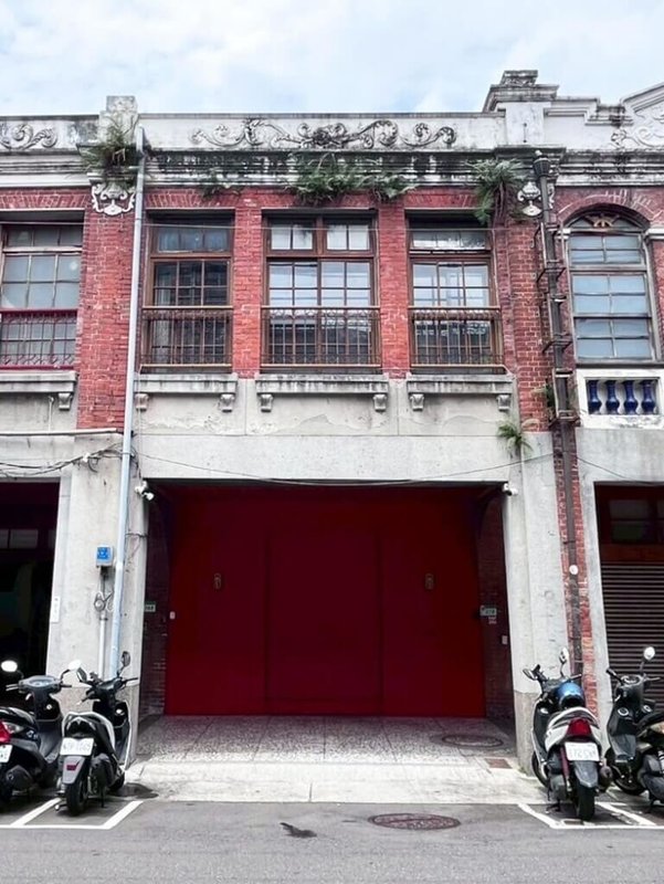 台北市文資會近日審議迪化街一段270號、前身為銷售米的「和豐商行」之百年磚木造建築，因外觀具藝術價值且見證二戰後期，核定為歷史建築。（台北市文化局提供）中央社記者楊淑閔傳真  115年4月5日