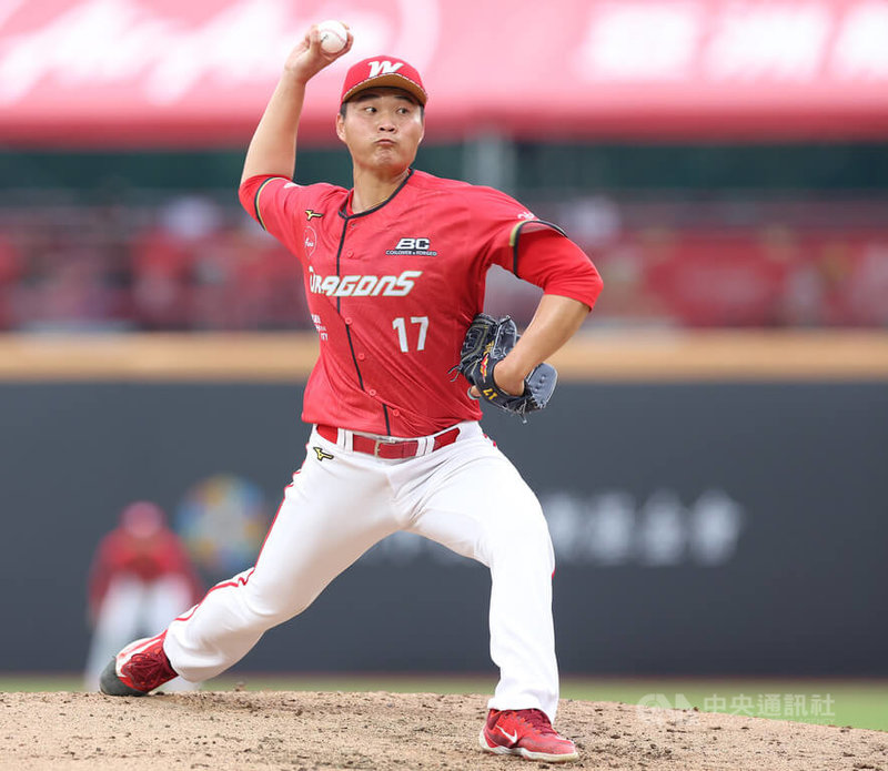 中華職棒5日在天母棒球場由台鋼雄鷹隊作客交手味全龍隊，龍隊由投手郭郁政（圖）先發出戰。中央社記者張新偉攝　115年4月5日
