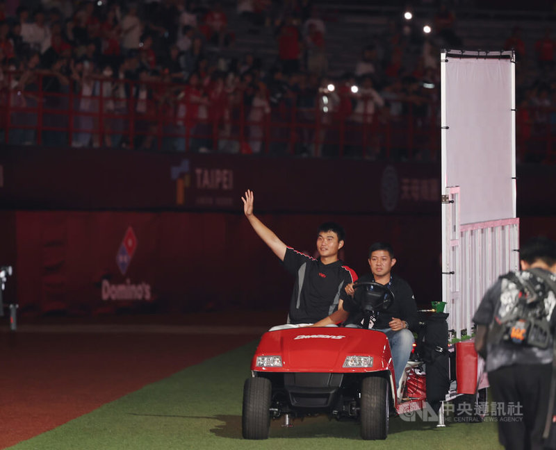 中華職棒味全龍隊5日例行賽搶勝，先發投手郭郁政（左）6局好投無失分，賽後獲選單場MVP，開心搭乘MVP車繞場與球迷致意。中央社記者張新偉攝　115年4月5日