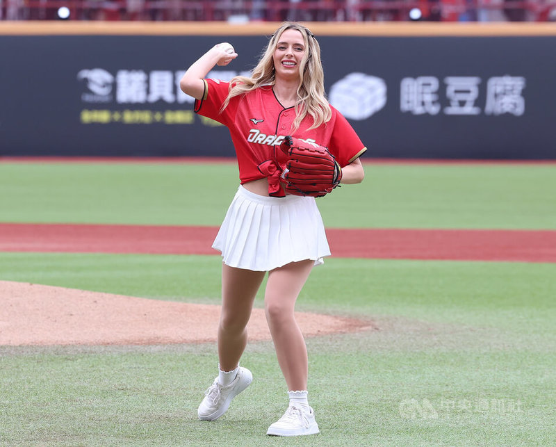 中華職棒5日在天母棒球場由台鋼雄鷹隊與味全龍隊交手，龍隊邀請台美混血好手費柴德（Stuart Fairchild）太太韓納（Hanna Fairchild）（圖）擔任開球嘉賓。中央社記者張新偉攝　115年4月5日