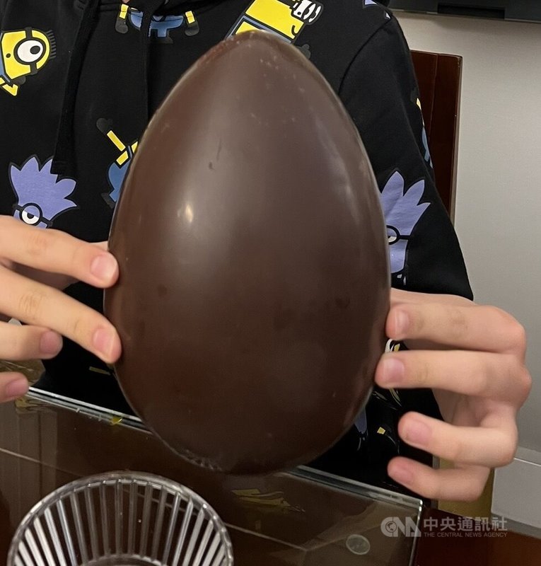 打開包裝的義大利復活節巧克力蛋,外殼是巧克力,裡面會包含一個驚喜禮品,購買時可選擇喜歡的禮品種類,包括動漫角色、化妝品、足球隊伍等。中央社記者黃雅詩羅馬攝 115年4月5日