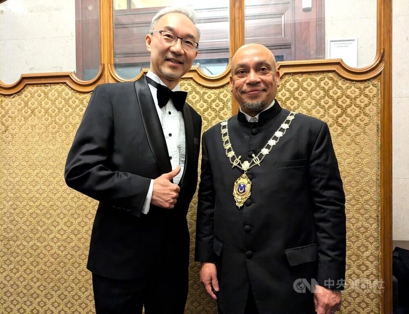 歐洲台灣研究學會(EATS)年會近日在英國朴茨茅斯舉行,副市長卡迪(右)出席交流晚會,與駐英國代表姚金祥(左)同台致詞,並表達與台灣發展交流合作的意願。中央社 115年4月6日