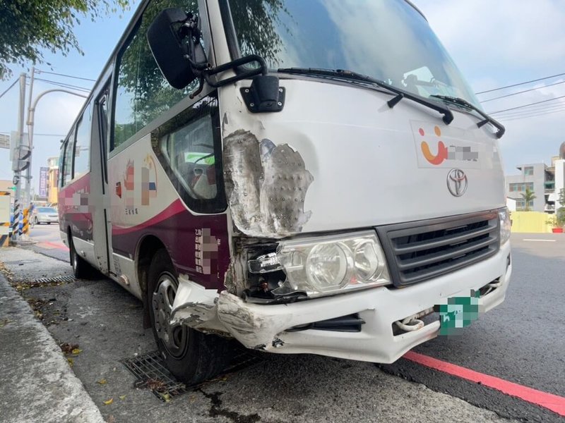 苗栗縣三義鄉公所委外觀光巴士駕駛陳姓男子，酒後私自把巴士開上路，途中擦撞路邊車輛，事發後酒測值高達1.14毫克，幸未釀傷亡。三義鄉長呂明忠6日痛罵「太可惡」，將要求廠商說明為何管理如此鬆散。（警方提供）中央社記者管瑞平傳真　115年4月6日