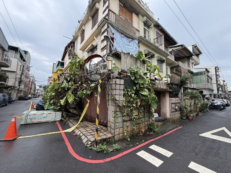 台中逢甲商圈內一處住宅疑因連日降雨，5日凌晨發生圍牆倒塌，殃及一旁停放4輛機車，幸無人傷。市府6日表示，將依法要求屋主限期改善並執行清理作業。（台中市政府提供）中央社記者蘇木春傳真　115年4月6日