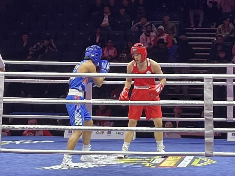 台灣女子拳擊好手陳念琴（右）6日在2026蒙古亞錦賽65公斤級4強戰登場，比賽中意外遭遇停電，最終以前2回合戰況判定陳念琴3比0獲勝、前進冠軍決賽。（中華民國拳擊協會提供）中央社記者黎建忠傳真　115年4月6日