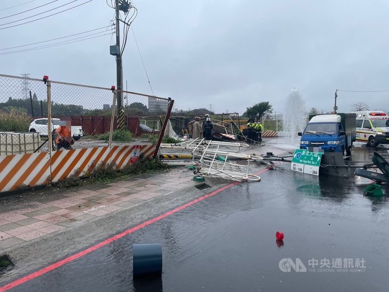 新北市泰山區台麗街與新北大道六段交叉路口發生死亡車禍，肇事車輛撞斷路牌，現場凌亂。（翻攝照片）中央社記者王鴻國傳真 115年4月6日