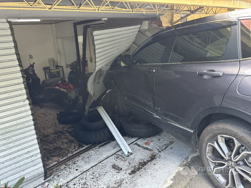 陳姓女子5日開車行經台中市東勢區，不明原因失控跨越車道後，撞進民宅。造成車上乘客及民宅內住戶共4人受傷，事故原因待警方調查釐清。（翻攝照片）中央社記者蘇木春傳真　115年4月6日