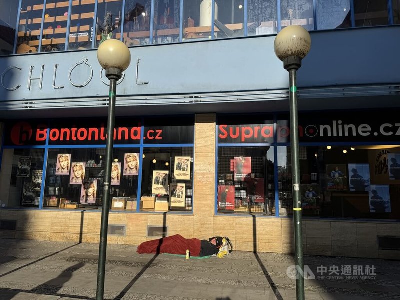捷克科學家進行一項街頭實驗，他們無條件給予街友10萬克朗（約新台幣15萬元），或提供社工的專業支持。結果顯示，沒有人立即將這筆錢花光，且一年後，這兩組參與實驗者的生活狀況皆有改善，大多數人找到工作與住所。圖為布拉格街頭的街友。中央社記者劉郁葶布拉格攝　115年4月6日