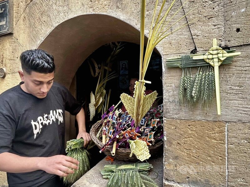 科普特開羅區內的教堂附近,平常即有攤販會販售各式棕櫚枝手工編織物。中央社記者施婉清開羅攝 115年4月6日