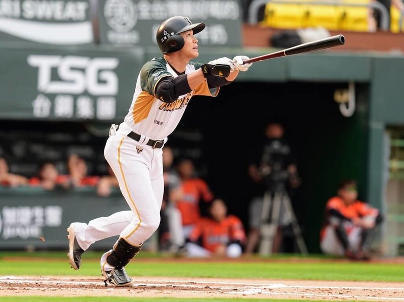 中華職棒台鋼雄鷹隊野手王柏融（圖）6日在主場澄清湖棒球場對戰統一7-ELEVEn獅隊，1局、3局都開轟，單場雙響砲貢獻5分打點，助隊以7比4奪勝。（台鋼雄鷹隊提供）中央社記者蘇志畬傳真　115年4月6日