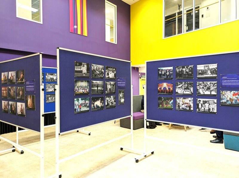 歐洲台灣研究學會（EATS）年會近日在英國朴茨茅斯大學舉行，展出台灣在1987年解嚴前後至2000年代的重大政治事件和社會運動影像，是資深攝影記者黃子明的紀實攝影作品回顧。中央社　115年4月6日