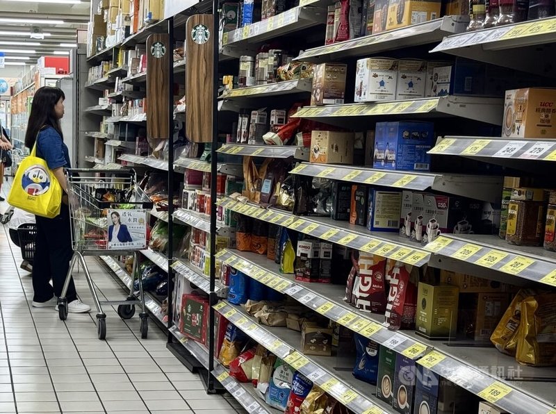 因應中東情勢對國內衝擊，行政院長卓榮泰6日表示，為避免市場出現不法囤積以及哄抬的情形，應以聯合稽查先行方式嚇阻，若不法情形嚴重，會再研擬更積極作為，而政府也會持續積極因應中東情勢變化，確保物價穩定以及民生安定。圖為民眾到連鎖賣場逛街採買。中央社記者張皓安攝　115年4月6日